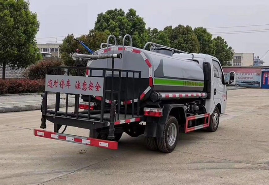 東風(fēng)涂逸3方藍牌綠化灑水車后方展示圖