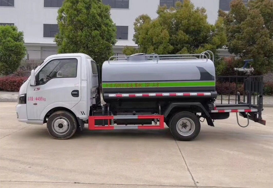 東風(fēng)涂逸3方藍牌綠化灑水車側(cè)方展示圖