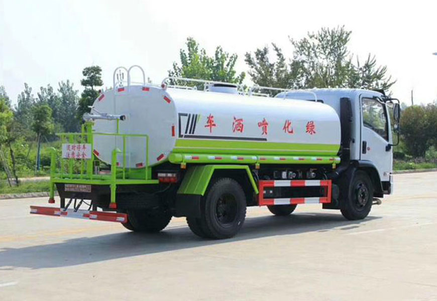 東風(fēng)福瑞卡9方灑水車后方圖
